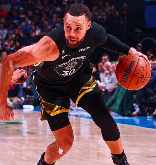 金年会客户端下载库里重返赛场，险胜首场状态出色，雄鹿观众沸腾！上演精彩一战的简单介绍